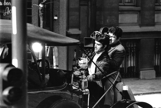 Armand Marco et, derrière lui, Alain Levent, Caméflex à la main - sur le tournage de <i>La Bande à Bonnot</i> de Philippe Fourastier en 1969<br class='manualbr' />© Photo Raoul Foulon