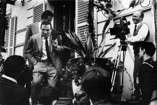 Lino Ventura, à gauche, et Maurice Fellous, à droite à côté de la caméra, un Caméflex - Sur le tournage des <i>Tontons flingueurs</i><br class='manualbr' />Collection Georges Nojaroff