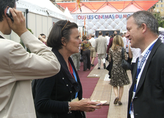 Monique Koudrine et Alain Janus, directeur des ventes d'Agfa, dans l'allée principale du Village International - La Pantiero