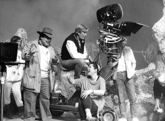 Alex Thomson, derrière la caméra, la scripte Ceri Evans, assise sur la dolly, et, debout, le réalisateur George P. Cosmatos - sur le tournage de <i>Leviatan</i> en 1988<br class='manualbr' />(Document BSC)