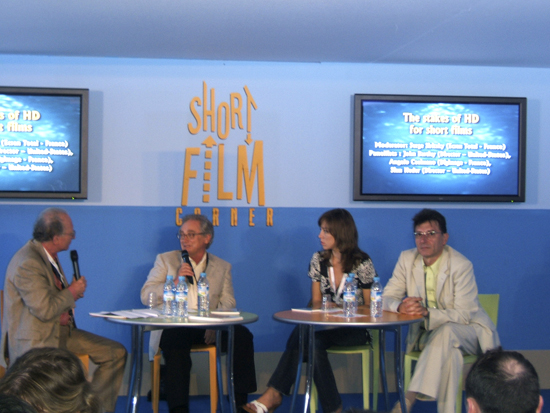 Angelo Cosimano de Digimage, à droite, lors du débat " Les enjeux de la HD pour les courts métrages " présenté par Serge Siritzky d'Ecran Total sur le stand du Short Film Corner 