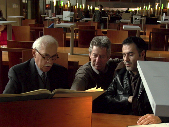 Michel Serrault, Régis Wargnier et José Garcia - en pleine répétition à la Bibliothèque nationale