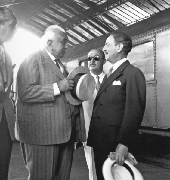 Louis Lumière, en gare de Cannes, accueilli par le maire de la ville (1939)