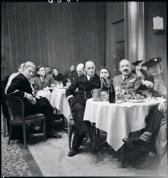Jean Gabin, à gauche, participe en 1945 à un dîner en tenue de second maître des Forces navales françaises libres - Engagé en avril 1943, la star du cinéma français, âgée de 41 ans en 1945, a déjà tourné dans une trentaine de films – Ecpad/Défense