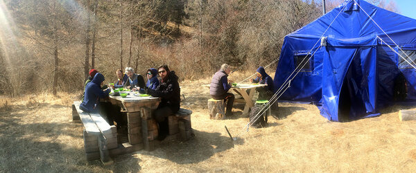 C'est le printemps ! - C'est la première fois que nous sommes plusieurs à déjeuner à l'extérieur de notre tente qui nous sert de cantine. Le poêle et le feutre intérieur qui sert d'isolant nous auront été d'un grand recours. <i>(Gilles Porte, mardi 31 mars)</i>