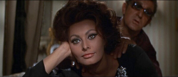 Sophia Loren in "Arabesque" - Screenshot