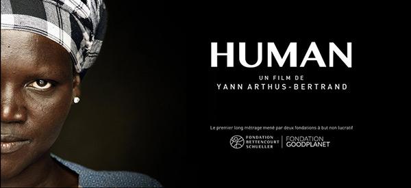 Un stand Papa Sierra exposé lors de la sortie du film "Human", de Yann Arthus Bertrand