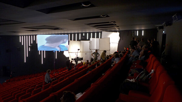 Un exemple de diffusion multicouches - Scène dans une salle de cinéma - Photo : Leo Stritt