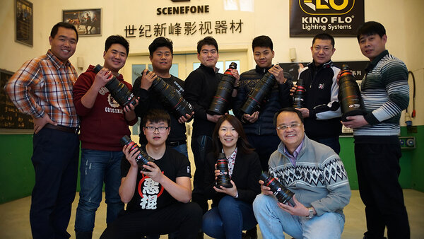 L'équipe de SceneFone - A gauche, Frank Sun, propriétaire de SceneFone, et, au premier rang, Pearl Wang (responsable des Ventes chez Jebsen) et Frank Goh (responsable des Ventes Angénieux) - DR