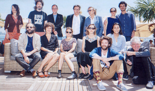 Les invités des déjeuners du "Film français" du vendredi 26 mai - Parmi les invités, Christopher Doyle, assis au sol à droite, et Nathalie Coste-Cerdan, assise 2<sup class="typo_exposants">e</sup> à gauche - Photo Julien Léniard pour <i>Le film français</i>