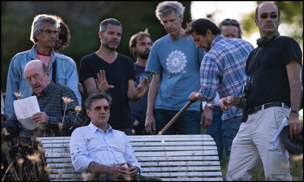 Sur le tournage de "Au nom de ma fille" - Daniel Auteuil assis, Renaud Chassaing, debout derrière lui, et Vincent Garenq, à droite - Photo Guy Ferrandis