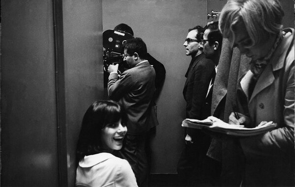 Willy Kurant, caméra à la main, Jean-Luc Godard, derrière lui, et Chantal Goya, visage retourné, sur le tournage de "Masculin féminin", en 1966