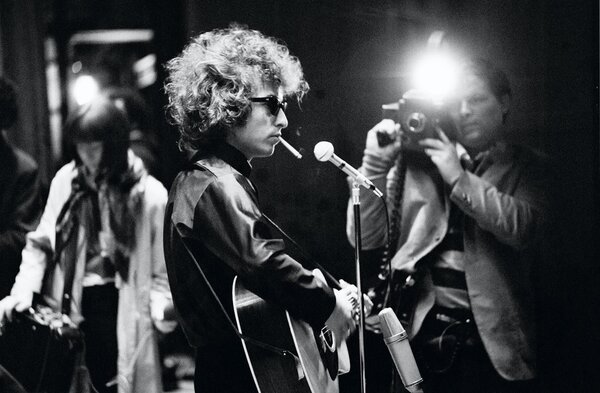 Jones Alk, chef opératrice du son, Bob Dylan et D. A. Pennebaker sur le tournage de "Don't Look Back", en 1967