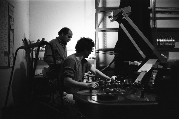 Yann Dedet, à la table, et Jean-François Stévenin pendant le montage de "Double messieurs", en 1986 - Photo Caroline Champetier