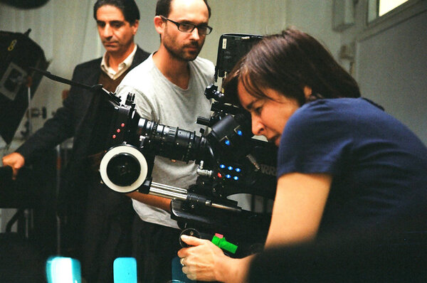 De g. à d. : Simon Abkarian, Damien Dufresne, assistant caméra, et Jeanne Lapoirie - Photo Tuli Chen