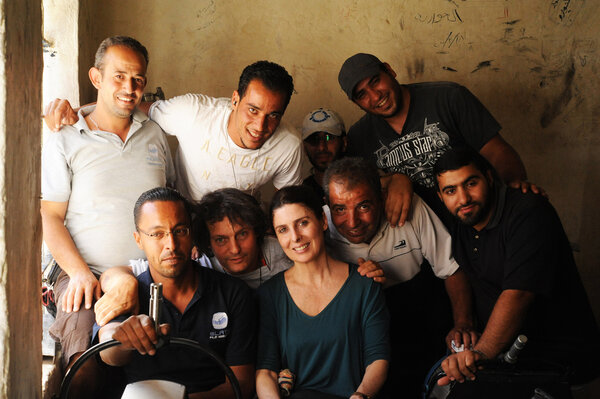 Lighting crew - Left to right: top row, Mohamed Balawi (Best Boy), Hosni Baqa (Gaffer), Alaa Miskawi (electrician), Basil Asaad (grip)...; bottom row, Mohamed Badawi (electrician), Mai Masri (director), Issam Nouri (generator operator) and Abdu Kareem... In Amman, when you chose an equipment rental company, they also provide the people who come along with the projectors. I am lucky to have benefited from Hélène Louvard's experience in Jordan, and, regarding Hosni, 26 years old, she had said: “You'll see, he's a Rolls Royce!”… I'm delighted to discover that he comes equipped with 4-wheel drive! <i>(Gilles, June Monday 16)</i>
