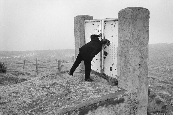 Abbas Kiarostami au moment du tournage du "Goût de la cerise", près de Téhéran en 1997 - Photo Abbas / Magnum Photos