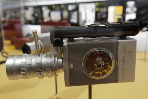 Zoom Angénieux 17-68 mm f.2,2 type L1 monté sur une caméra B&H “auto-load” 16 mm - Photo Marc Salomon