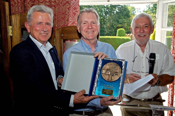 John Daly, recevant le prix BSC Arri John Alcott Memorial - De g. à d. : Milan Krsljanin, John Daly et Nigel Walters - Photo Richard Blanshard / BSC