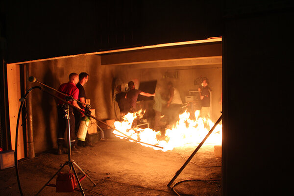 Utilisation d'une rampe à feu, des vraies flammes entourant les comédiens et l'équipe - DR - ©Marine Beauguion