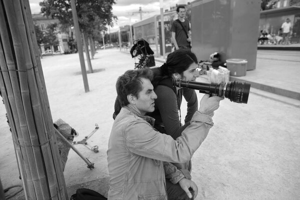 Yves Caumont, viseur à la main, et Céline Bozon - Sur le tournage de <i>L'Oiseau</i> - Photo Jean-Claude Lother