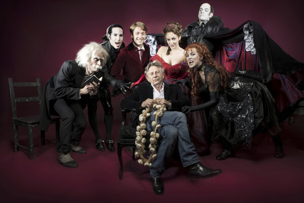 Roman Polanski entouré d'une partie de la troupe du "Bal des vampires" - Photo Patrick Fouque