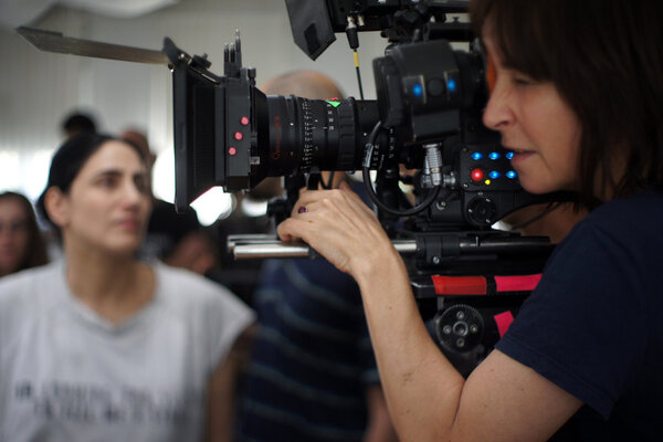 Ronit Elkabetz et Jeanne Lapoirie, à la caméra, sur le tournage du "Procès de Viviane Amsalem" - Photo Tuli Chen (chef opérateur du son)