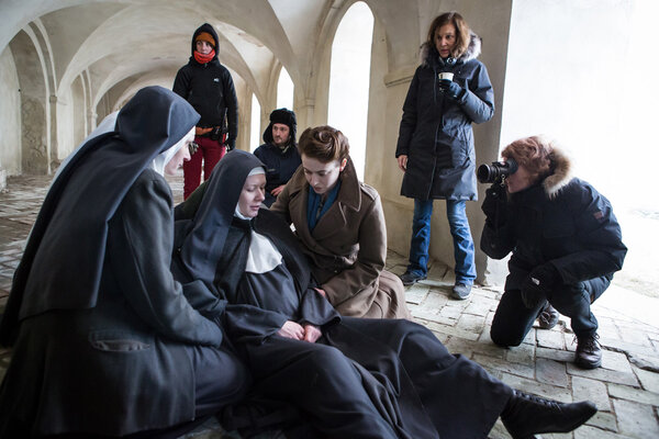 Debout à droite, Anne Fontaine, et, à sa gauche, Caroline Champetier, l'œil au viseur, sur le tournage des "Innocentes" - Photo Anna Wloch
