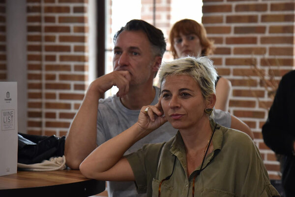 Daria D'Antonio au côté de Romain Lacourbas lors d'une dégustation de vin - Photo ICFF Manaki Brothers