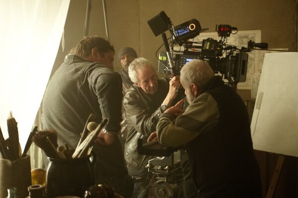 Dick Pope, au centre, et Mike Leigh sur le tournage de "Mr. Turner" - DR