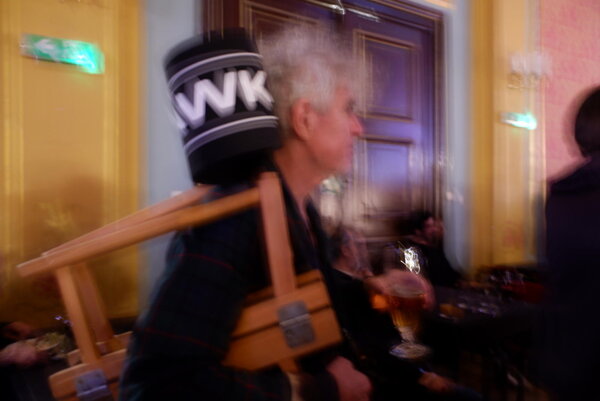 Christopher Doyle, fauteuil Hawk à l'épaule et verre en main, question : le photographe aurait-il abusé de la vodka ? - Photo Jean-Noël Ferragut