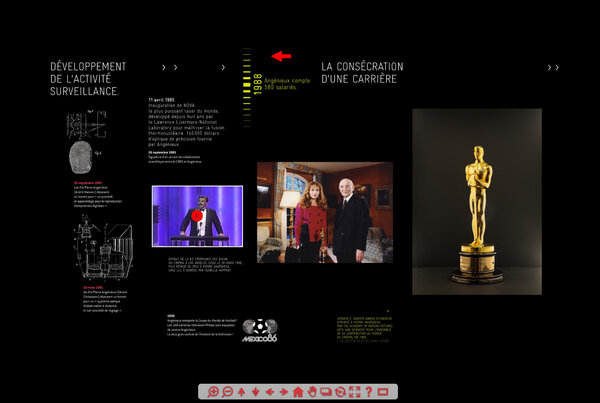 En 1990, Pierre Angénieux reçoit son Oscar, à son domicile, des mains d'Isabelle Huppert - Détail d'une des frises de l'exposition