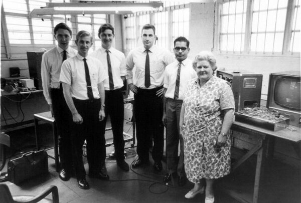 L'équipe de Dolby Laboratories, en juin 1965 - De g. à d. : John Wheeler, ingénieur ; Dale Dolby, ingénieur ; Derrick Noon, chef de bureau ; Ray Dolby, fondateur ; M. Bhola, ingénieur ; M<sup class="typo_exposants">me</sup> Winson - © Dagmar Dolby