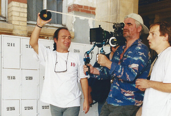 Pascal Baillargeau, décamètre en main, et Richard Andry, Aaton à l'épaule, sur le tournage d'"Un petit parisien", de Sébastien Grall, en 2002