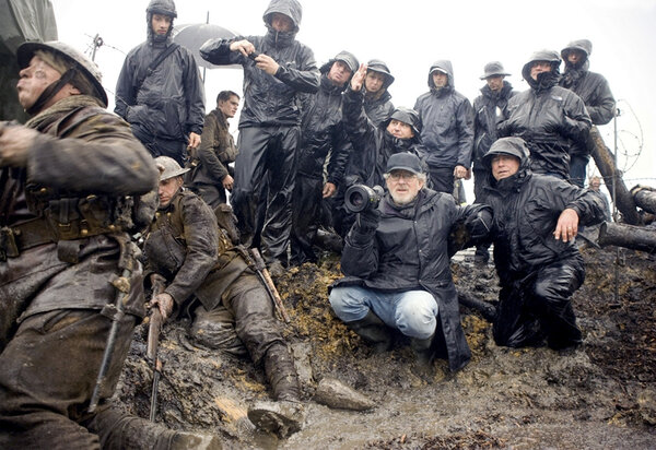 Janusz Kaminski, debout au 1er rang à droite - Sur le tournage de <i>Cheval de guerre</i> de Steven Spielberg
