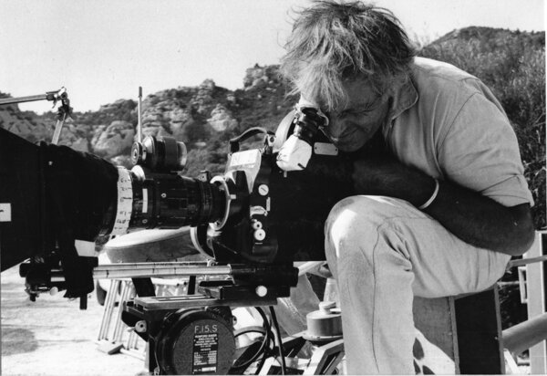 Yann Le Masson à l'œilleton d'un Caméflex - Sur le tournage d'un film avec Serge Gainsbourg photographié par Pierre Lhomme - Photo Eric Dumage