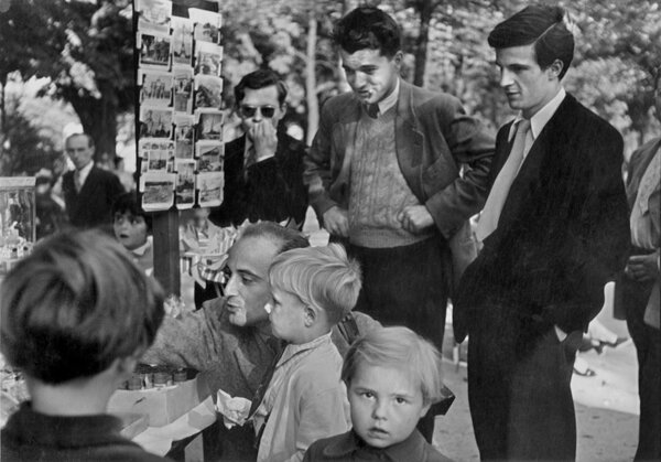 Pierre Lhomme tourne “Paris mon copain”, en 1954, sous le regard de Robert Lachenay, Charles Bitsch et François Truffaut - Archives personnelles Pierre Lhomme
