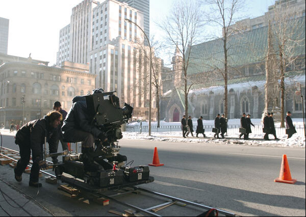 Travelling dans une rue de Montréal lors du tournage du "Gant" (en arrière-plan, la cathédrale Christ Church)