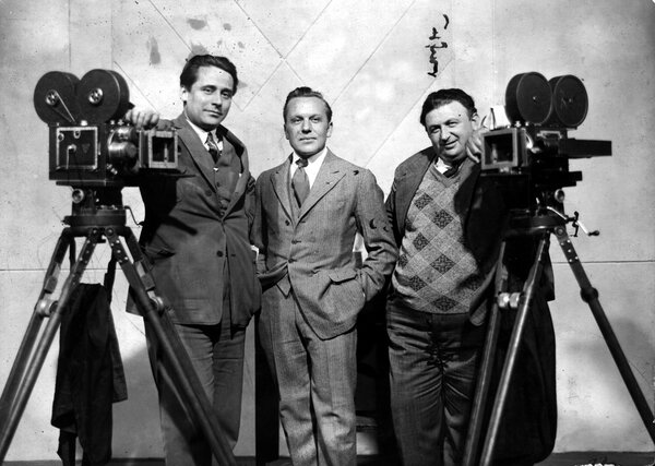 Séance de pose entre deux caméras Mitchell - Les opérateurs Günther Rittau, Charles Rosher et Karl Freund, de gauche à droite, en 1927 – Collection Deutsche Kinemathek (Berlin)