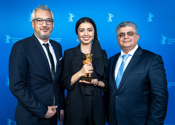 Entourée des deux producteurs, Baran Rasoulof, reçoit le trophée en l'absence de son père, Mohammad Rasoulof, retenu dans son pays - Photo Festival de Berlin