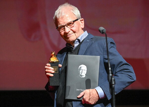 Jost Vacano, "Lifetime Achievement Award" et Album noir en mains - Photo Pawel Skraba / Camerimage