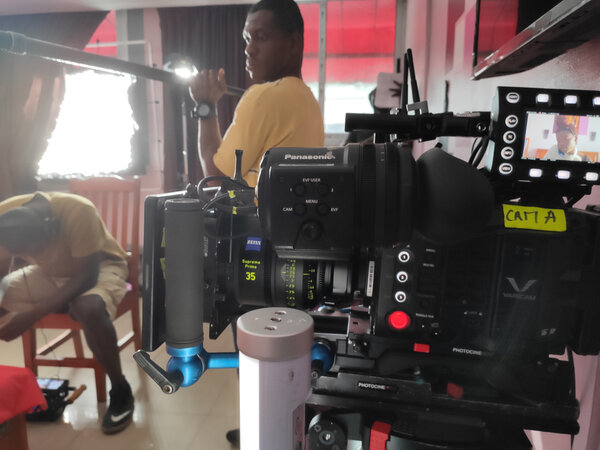 Caméra Panasonic VariCam LT et Zeiss Supreme Prime 35 mm sur le tournage de la série "MTV Shuga Babi"
