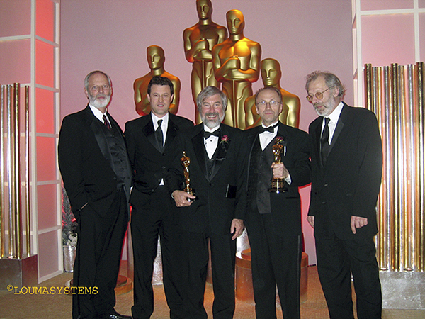 Un Oscar pour la Louma, photo de famille - Andy Romanoff, Nicolas Pollacchi, Alain Masseron et Jean-Marie Lavalou, statuettes en main, et Hervé Theys posant pour la photo souvenir lors de la cérémonie de remise des Oscars techniques à Hollywood le 12 février 2005