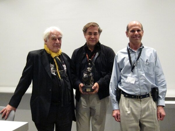 Alain Derobe, Jacques Delacoux, Cinec Award 2010 en mains, et Jon Fauer - Photo Howard Preston