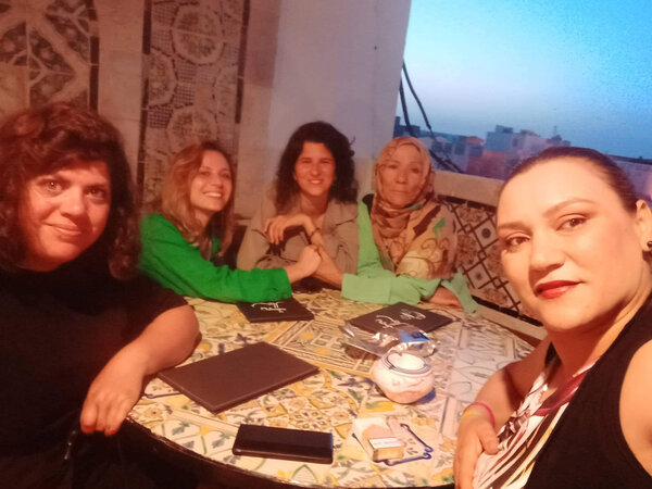 L'équipe de "Machtat" - De gauche au centre : Sonia Ben Slama, Evgenia Alexandrova et Saoussen Tatah - Autoportrait par Sonia Ben Slama