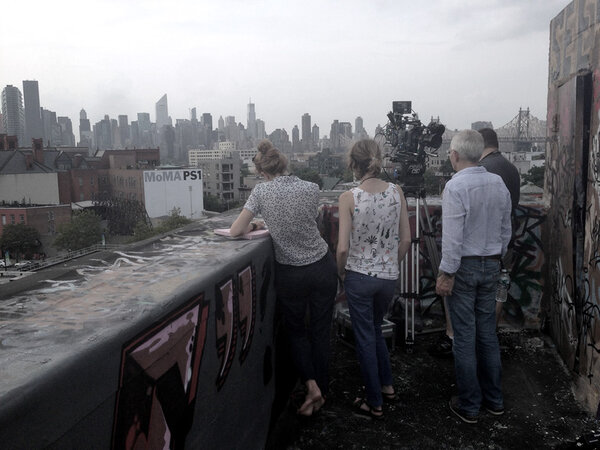 Au centre en arrière de la caméra, Mia Hansen-Løve et Denis Lenoir devant le MoMA PS1 à New York en septembre 2013 - DR
