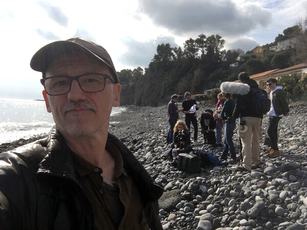 Luc Pagès, selfie sur fond d'équipe du tournage de "Follia"