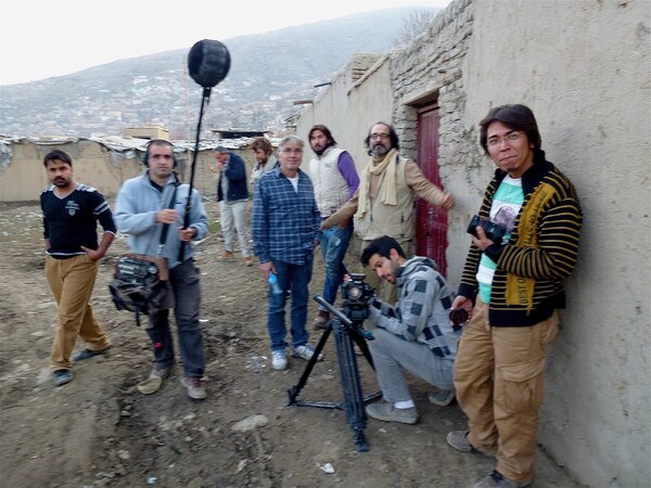 Tournage de rue - Thierry Arbogast, au centre, et Atiq Rahimi, près de la porte - Photo DR