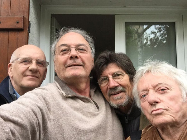 Les "quatre de Vaugirard", chez Michel Kharat en mai 2019 - De g. à d. : Pierre Befve, Michel Kharat (auteur de l'autoportrait), Pierre Lorrain et Bernard Chaumeil