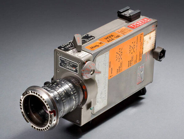 Objectif Angénieux 16 mm monté sur une caméra Maurer 16 mm